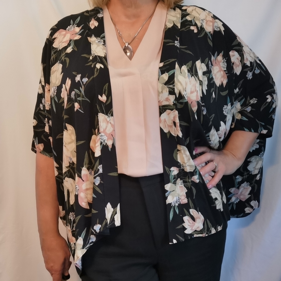 Talula Other - 🟠 3/$25* Aritzia's Talula Floral Short Kimono - Sz S/M